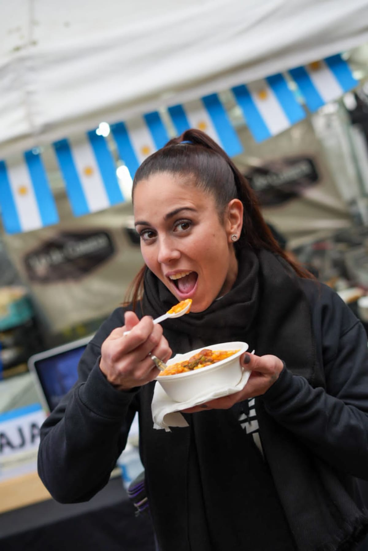 Platos tradicionales en una feria a cielo abierto