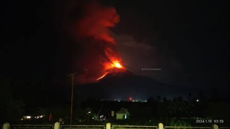 Erupción volcán en Indonesia. Foto: X.