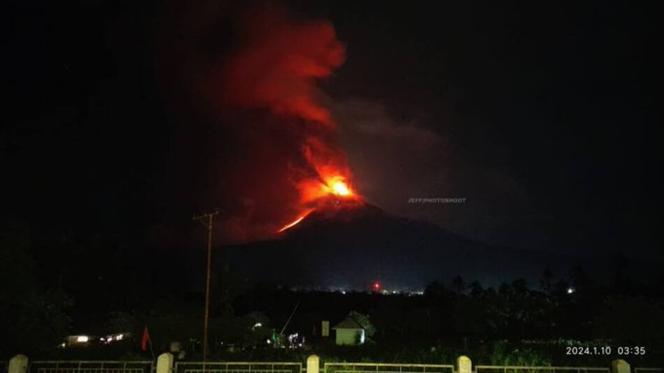 Erupción volcán en Indonesia. Foto: X.