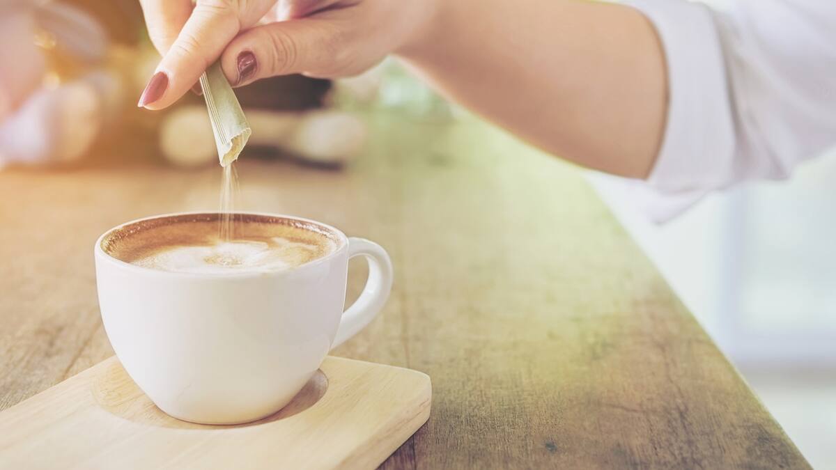 Café con azúcar. Foto: Freepik