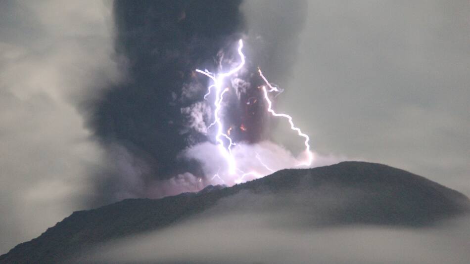Erupción del volcán Ibu. Foto: Reuters.