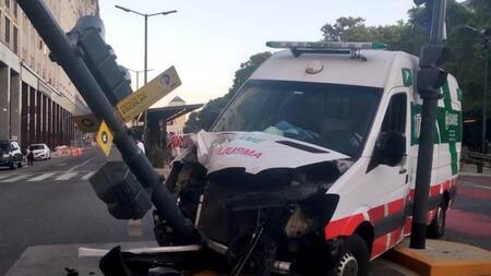 Para evitar un choque, una ambulancia del SAME se incrustó contra un semáforo, Foto Julián Amado (Twitter)