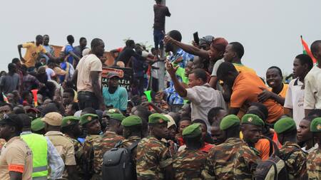 Nigerianos se reúnen frente al cuartel general del ejército francés, en apoyo a los soldados golpistas y para exigir la salida del ejército francés, en Niamey, Níger. Foto: Reuters