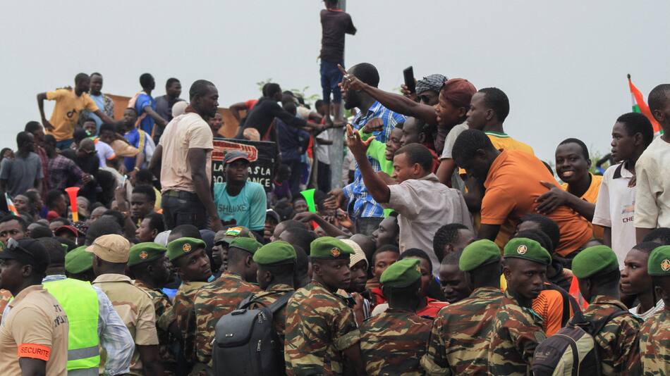 Nigerianos se reúnen frente al cuartel general del ejército francés, en apoyo a los soldados golpistas y para exigir la salida del ejército francés, en Niamey, Níger. Foto: Reuters