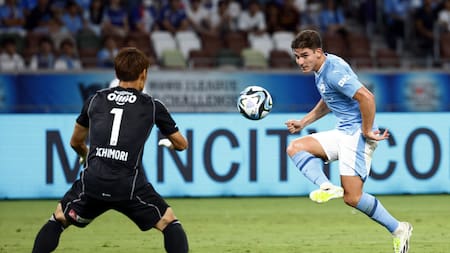 Julián Álvarez fue titular en el amistoso de Manchester ante Yokohama Marinos. Foto: Reuters.