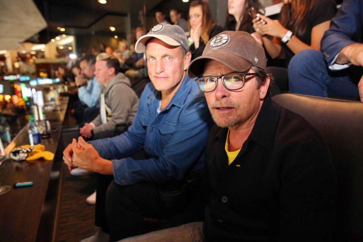 Michael Fox y Woody Harrelson. Foto: Instagram @realmikejfox.