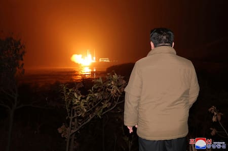 El líder norcoreano Kim Jong Un observa el lanzamiento de un cohete con un satélite espía en una localización identificada como la provincia Gyeongsang Norte de Corea del Norte. Reuters.
