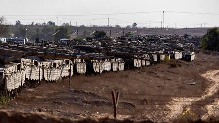 Tanques israelíes dispuestos para el ataque terrestre. Foto: Reuters