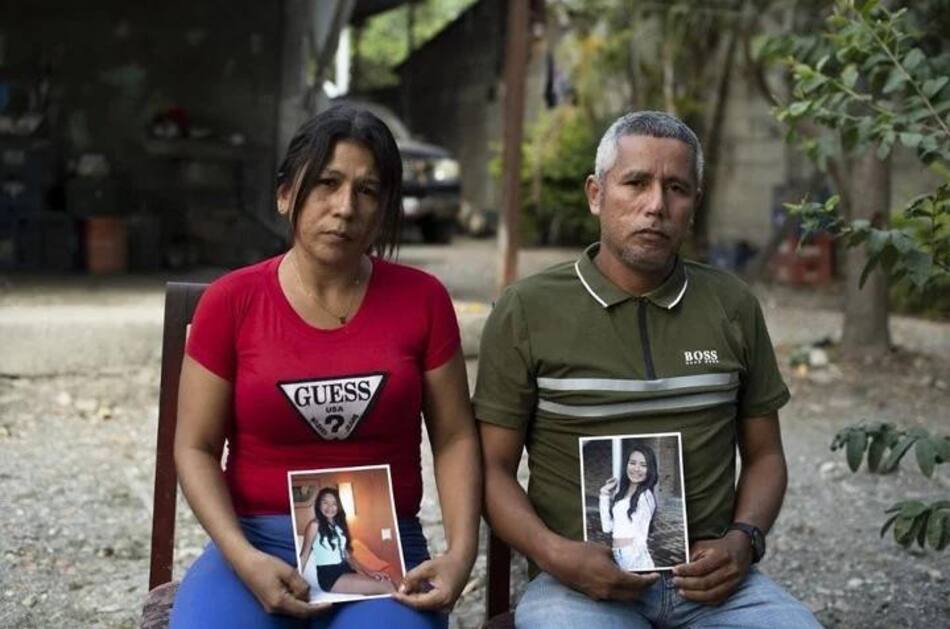 Femicidios en Venezuela, Mileidys Torrealba y Eduard Jose Falcon, familiares de otra mujer asesinada. Foto AFP