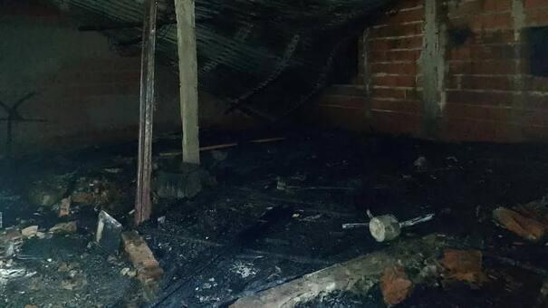 Salvaje agresión de un hombre a su madre: la atacó a golpes, la encerró y prendió fuego su casa