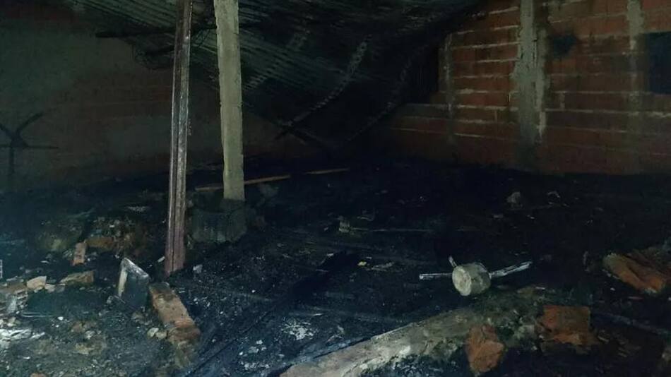 La casa incendiada del hombre que atacó a su madre en Ensenada. Foto: Infocielo