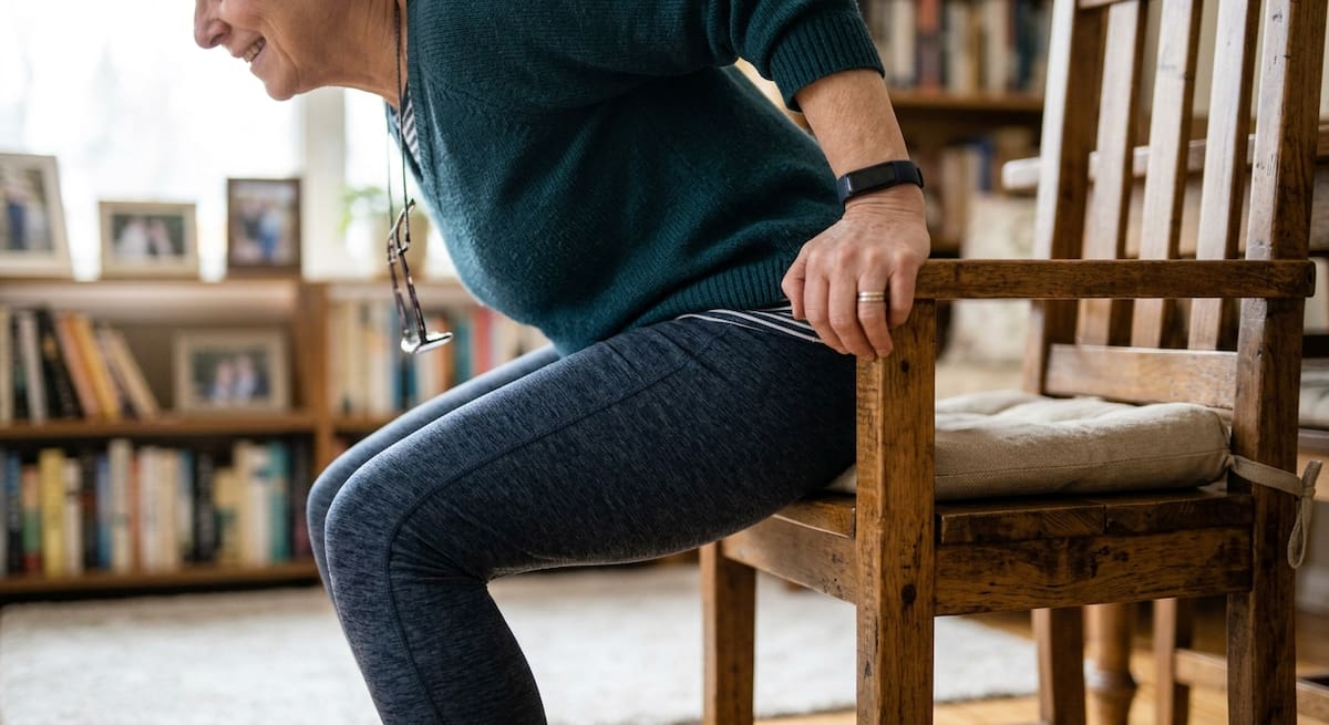 la sentadilla a una silla para fortalecer las piernas y mejorar la función de las rodillas después de los 60