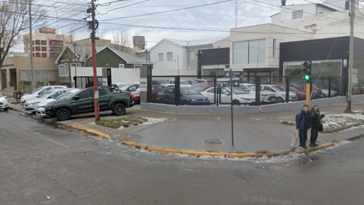 Pasó en Río Gallegos: dejó a su hija de 7 años en un auto por más de tres horas para irse a bailar a un boliche en plena madrugada