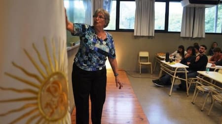 Tiene 70 años y sus clases de matemática son furor en Youtube