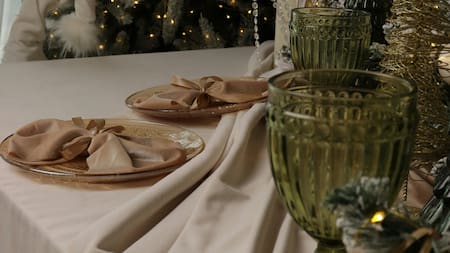 El color beige champagne será tendencia en las mesas navideñas de 2025.