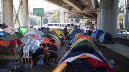 Migrantes esperan un permiso que les permitirá continuar su viaje hacia la frontera Estados Unidos-México , en México Ciudad. Reuters