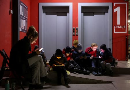 Personas refugiadas durante un bombardeo ruso contra Ucrania. Foto: Reuters.