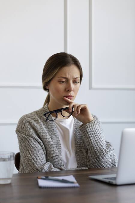 Persona observadora. Foto: Freepik