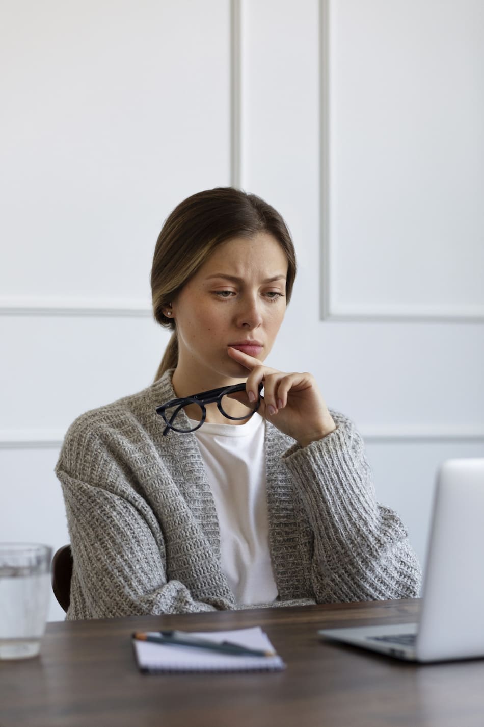 Persona observadora. Foto: Freepik