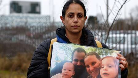 Familiar de Shiri Silberman Bibas, una de las rehenes argentinas capturadas por Hamás. Foto: Reuters.