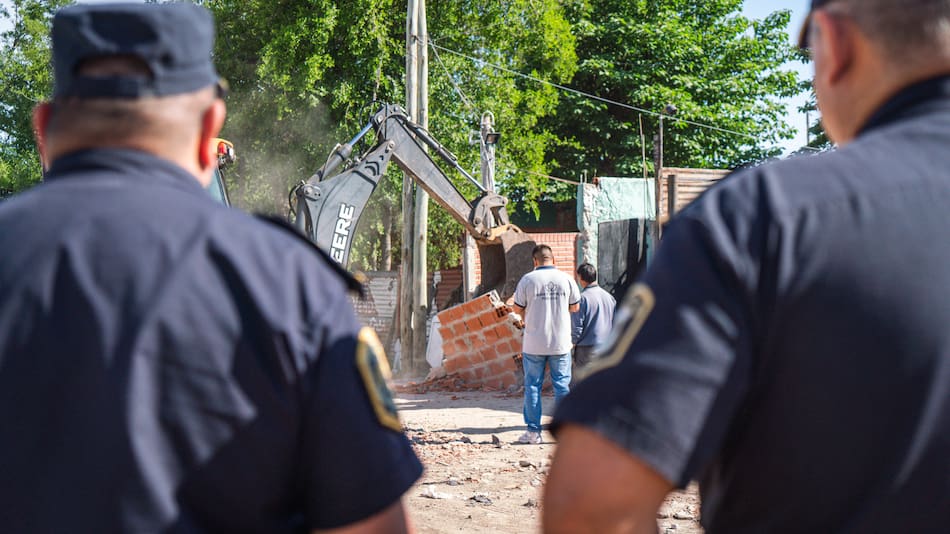 Encabezó la demolición la intendenta Mariel Fernández.