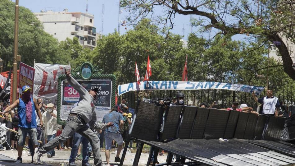 Manifestantes en el congreso por Reforma Previsional (NA)