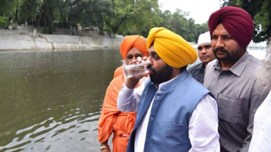 Gobernador bebió rio contaminado. Foto: NA.