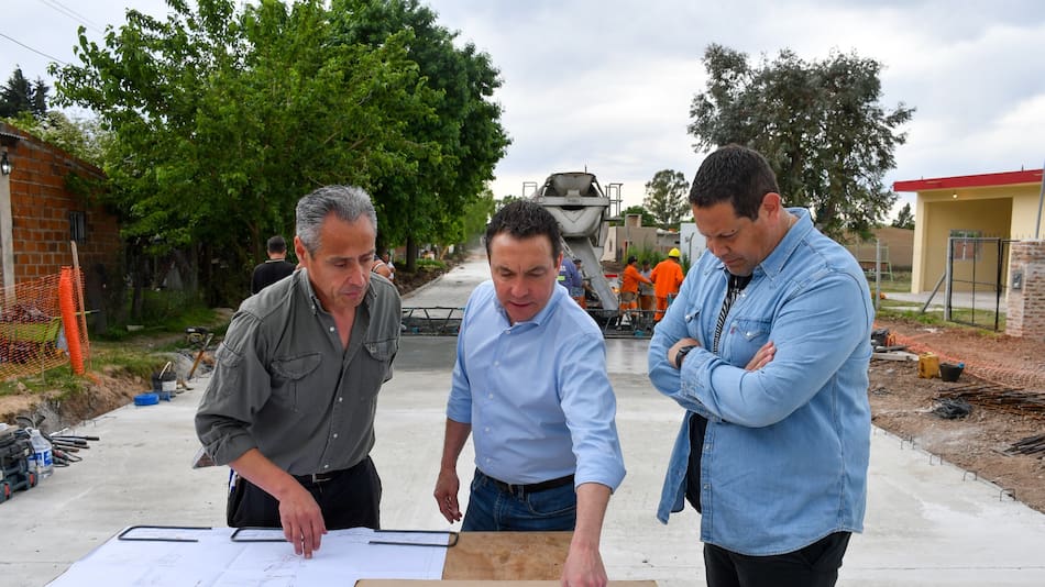 El jefe comunal verificó el avance de nuevos asfaltos en La Capilla.