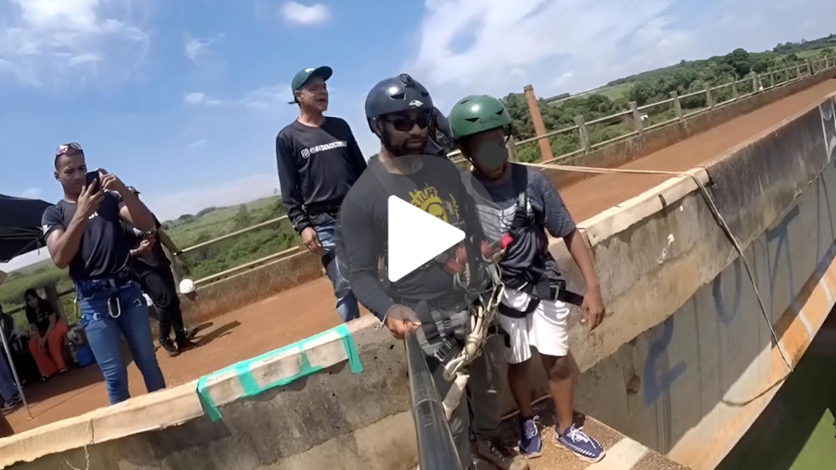 El instructor que lanzó a la joven desde el puente se grabó saltando con niños.