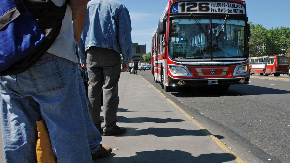 ¿Cuáles son las líneas de colectivo que siguen de paro mientras las empresas negocian con el Gobierno?