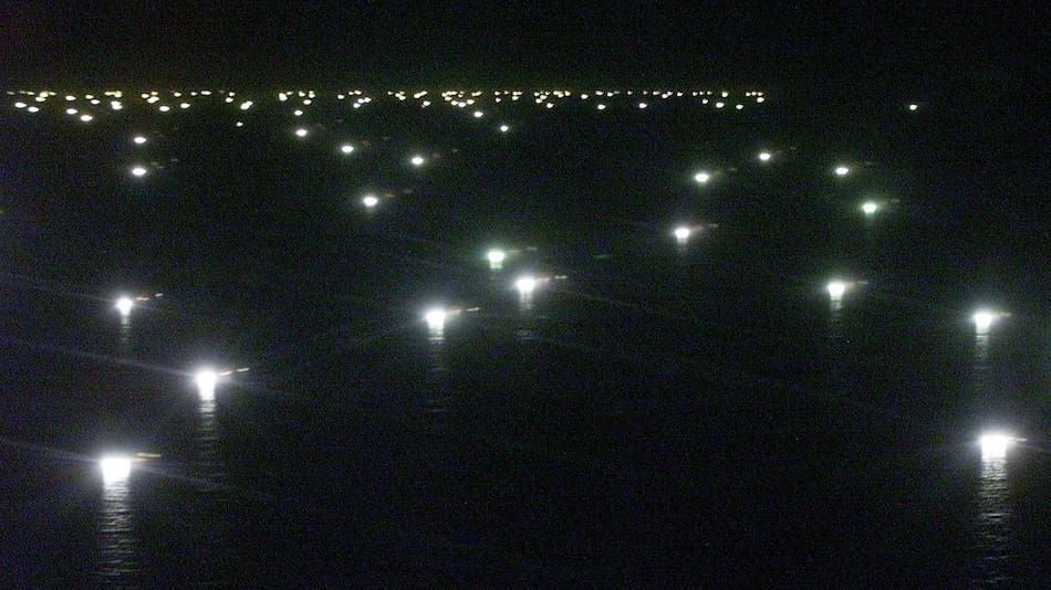 Buques pesqueros en las inmediaciones de la Milla 200. Foto: Reuters.