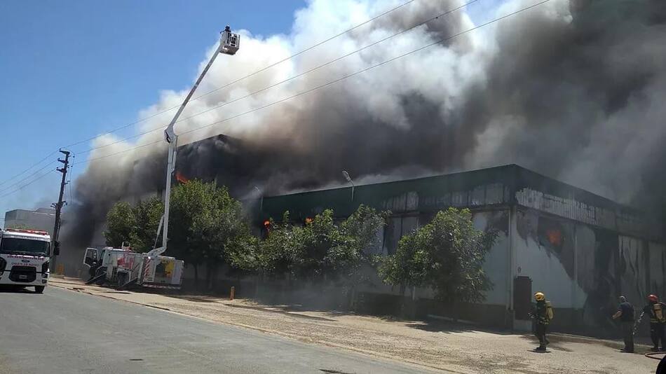 Voraz incendio en el frigorífico avícola más importante de Gualeguay