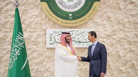 El príncipe heredero saudí, Mohammed bin Salman recibió al presidente sirio, Bashar al-Assad. Foto: EFE.
