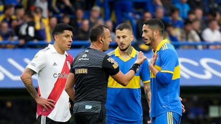 El árbitro Darío Herrera en el Superclásico. Foto: NA.