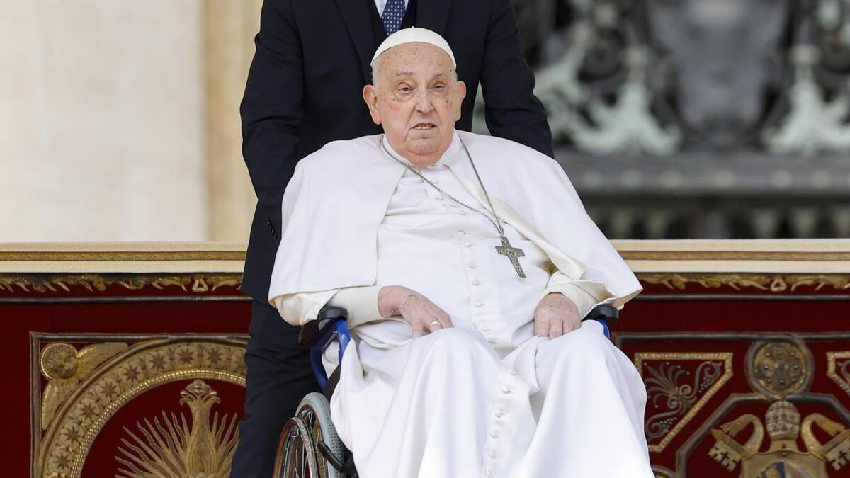 El papa Francisco saluda a los fieles al final de la misa del Domingo de Ramos en la Plaza de San Pedro del Vaticano, el 13 de abril de 2025. (Papa) EFE/EPA/FABIO FRUSTACI