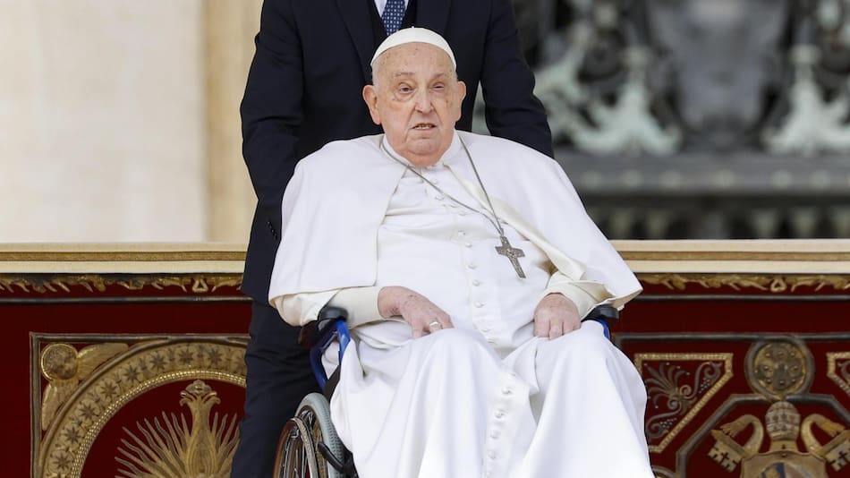 El papa Francisco saluda a los fieles al final de la misa del Domingo de Ramos en la Plaza de San Pedro del Vaticano, el 13 de abril de 2025. (Papa) EFE/EPA/FABIO FRUSTACI