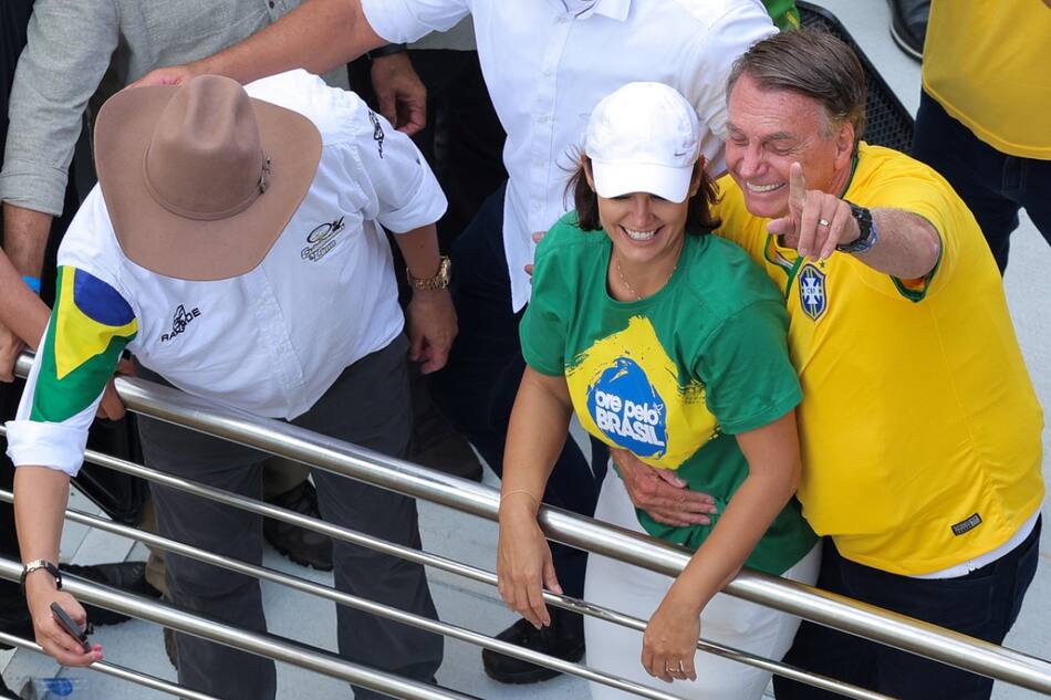 Jair Bolsonaro junto a su esposa Michelle en Sao Paulo. Foto: Reuters.