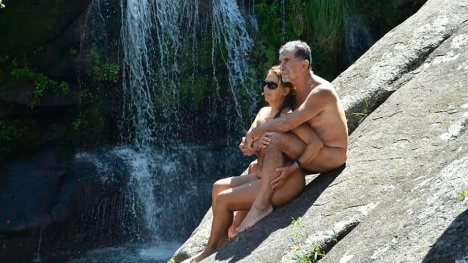 Pareja nudista promueve turismo al desnudo