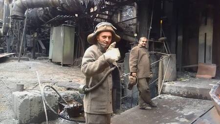 Iron Man que toca metal fundido con la mano