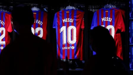 Camiseta de Lionel Messi en la tienda oficial del Barcelona, EFE.