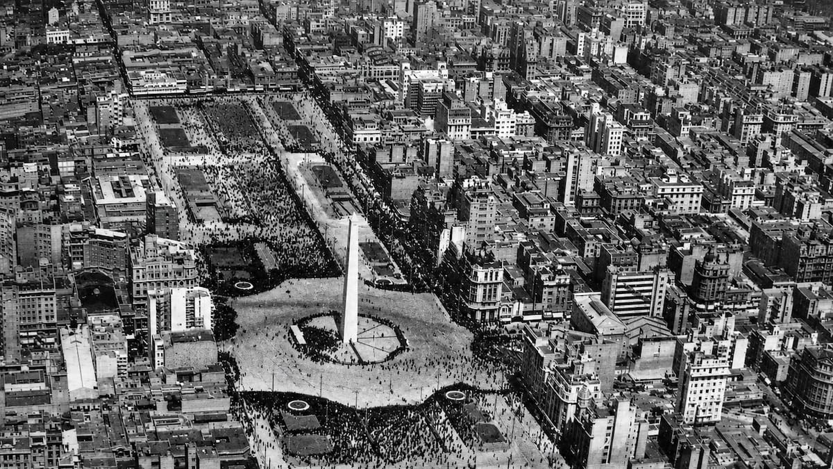El día que Buenos Aires “estrenó” su aguja blanca: así fue la inauguración del Obelisco con palomas, llovizna y un récord