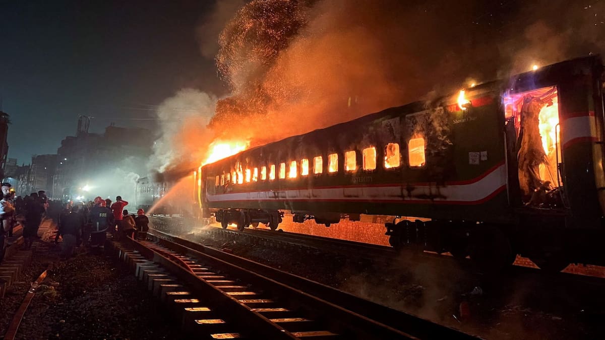 Incendio de un tren en Bangladesh. Foto: Reuters