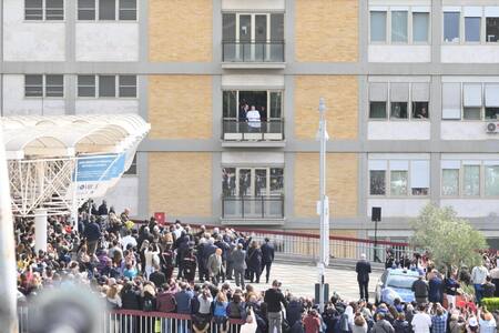 Saludo del papa Francisco. Foto: EFE/GIUSEPPE LAMI