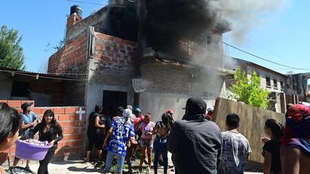 Incidentes en la casa del sospechoso por el crimen de un niño de 12 años en Rosario. Foto: Telam.
