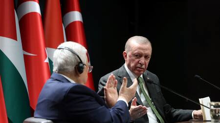 Recep Tayyip Erdogan junto a Mahmoud Abbás. Foto: REUTERS.