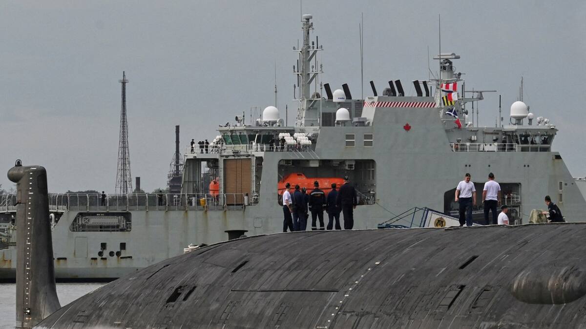 El submarino nuclear ruso Kazan observa la patrulla canadiense HMCS Margaret Brooke; La Habana. Foto: Reuters