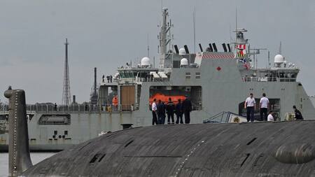 El submarino nuclear ruso Kazan observa la patrulla canadiense HMCS Margaret Brooke; La Habana. Foto: Reuters