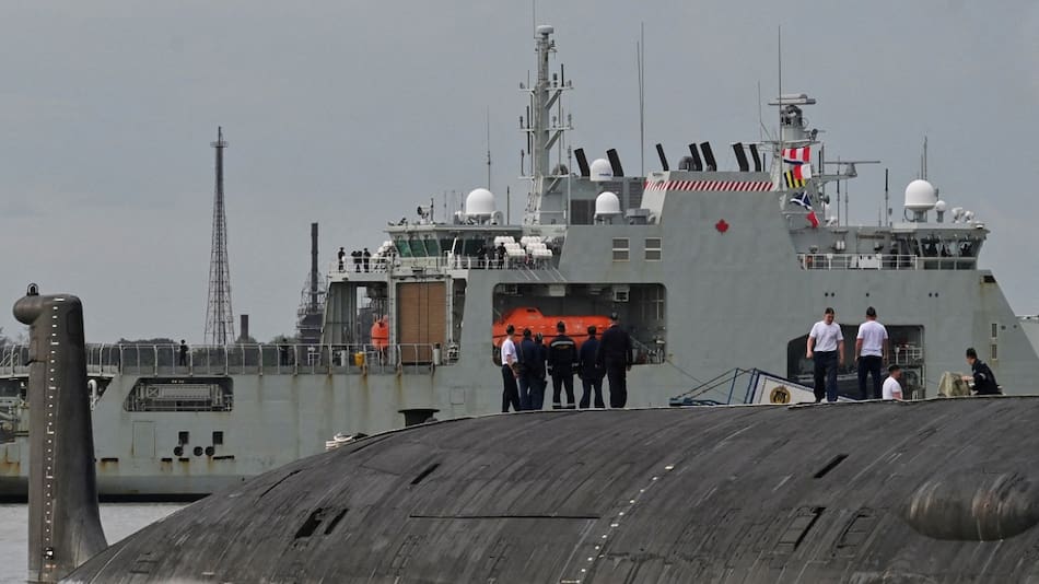 El submarino nuclear ruso Kazan observa la patrulla canadiense HMCS Margaret Brooke; La Habana. Foto: Reuters