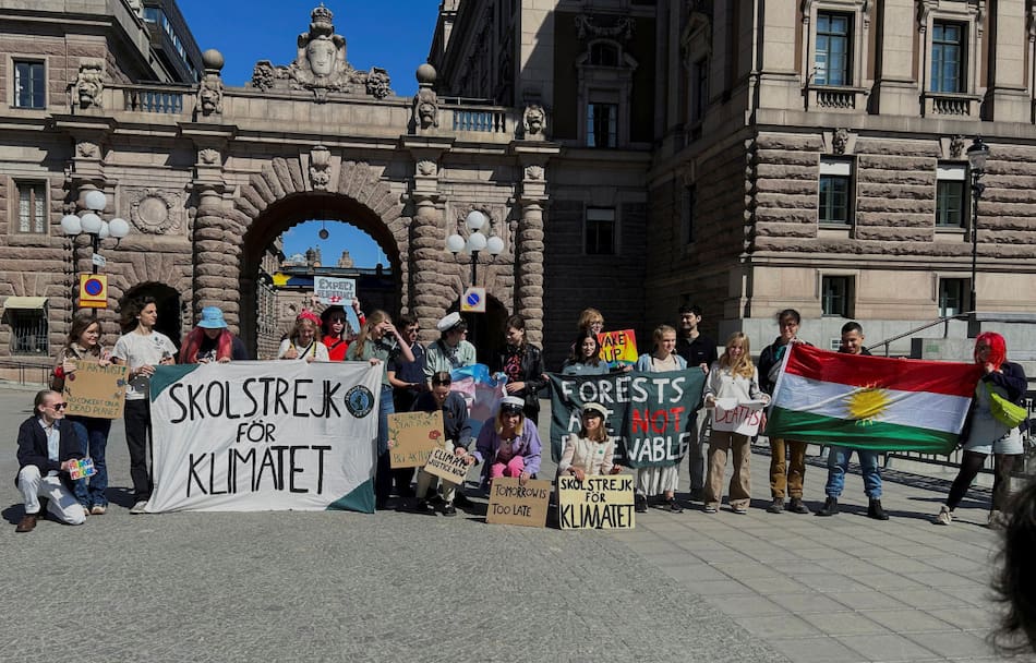 Greta Thunberg junto a otros activistas climáticos en el parlamento de Estocolmo. Foto: Reuters.
