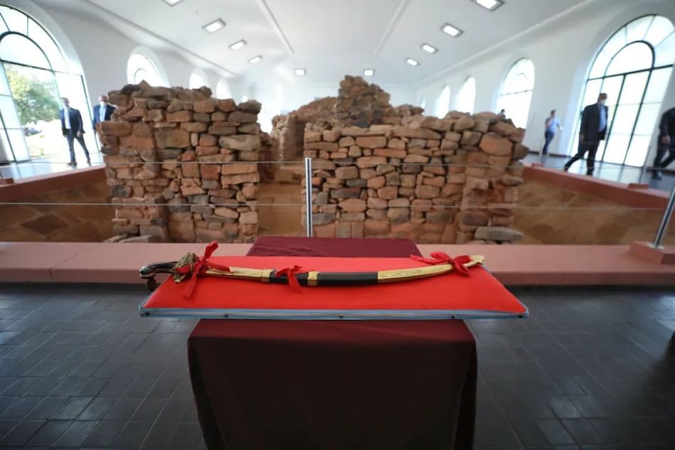 La réplica del Sable Corvo de San Martín. Foto: Instagram Municipalidad de Yapeyú.